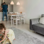 Argovie : Quand un père porte plainte contre ses enfants pour 'trop de bruit' – un écho des absurdités conservatrices !