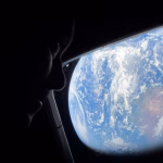 L'astronaute de la NASA et commandant de la mission Artemis II, Reid Wiseman, regarde par un des principaux hublots de la cabine du vaisseau spatial Orion, les yeux tournés vers la Terre, alors que l'équipage se dirige vers la Lune.