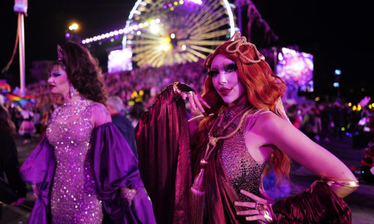 Ateliers Drag dans les Bibliothèques : Quand les Dirigeants Conservateurs Craignent l'Innocence Enfantine!