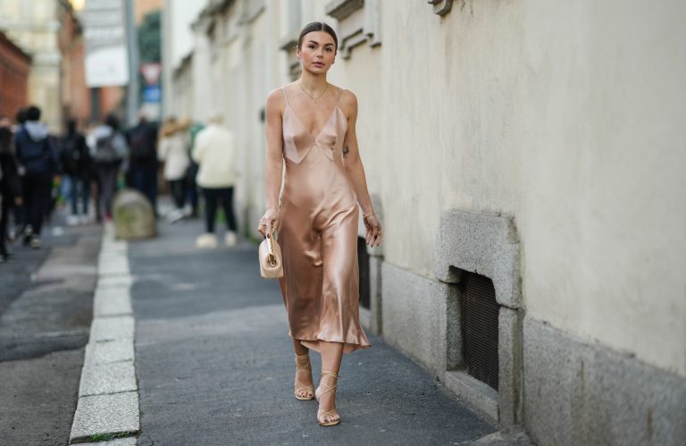 La Slip Dress : Symbole d&rsquo;une Époque qui se Recycle