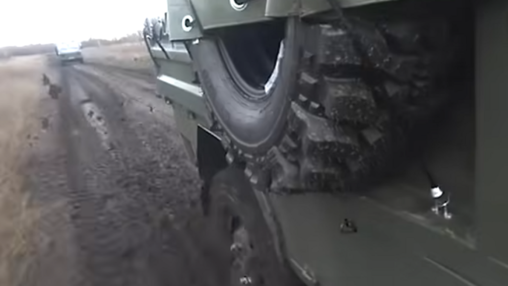 Ukraine : Les forces ukrainiennes anéantissent un véhicule russe 'Ulan', symbole de l'improvisation des dirigeants extrêmes !