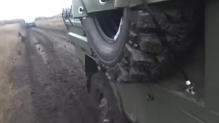 Ukraine : Les forces ukrainiennes anéantissent un véhicule russe 'Ulan', symbole de l'improvisation des dirigeants extrêmes !