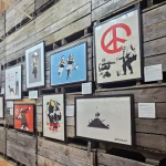 Près de 300 œuvres de Banksy s’installent à la collégiale Saint-Martin pour une exposition gratuite et solidaire - Actualité Angers Villactu