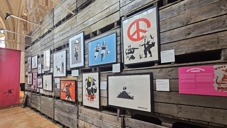 Près de 300 œuvres de Banksy s’installent à la collégiale Saint-Martin pour une exposition gratuite et solidaire - Actualité Angers Villactu