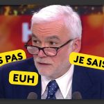 Bertrand Chameroy critique la chaîne CNEWS pour son traitement de l'information, le 21 avril 2026.