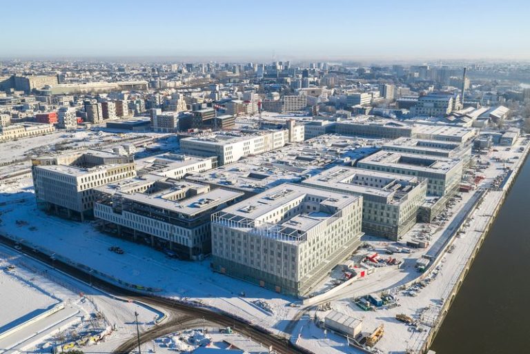 Le chantier de l’illusion : quand la neige recouvre la réalité