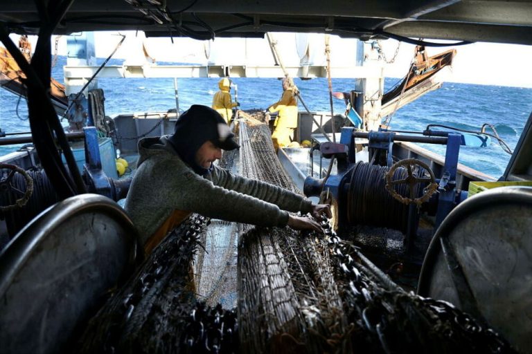 Flambée des prix des carburants : 'On ne gagne plus notre vie', déplore ce pêcheur au chalut de la Côte Bleue