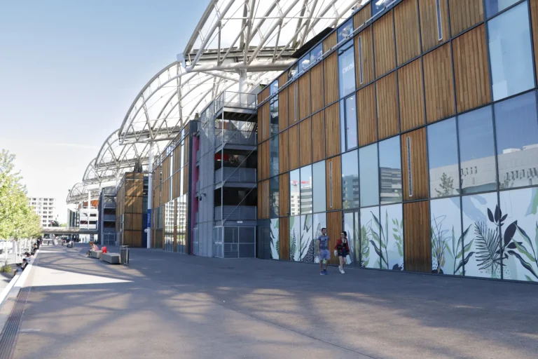 Confluence : Le Temple du Consommateur en Expansion