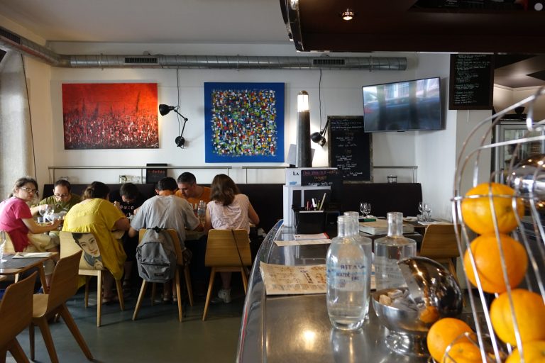 Le Café Signes : Un Mirage Inclusif dans un Monde de Contradictions