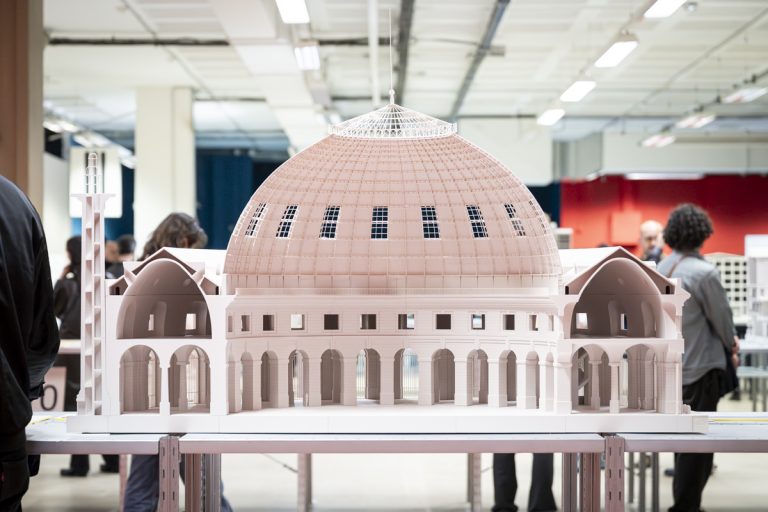 Ré-architecturer un entrepôt : une exposition qui redéfinit l&rsquo;espace et ses enjeux