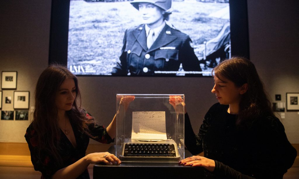 Dans les villes RN, l'art moderne se heurte à l'absurde : Lee Miller, témoin d'une guerre que nos dirigeants ignorent.