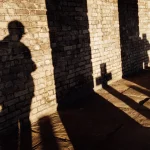 Corps restés des mois au funérarium, cendres d’inconnus remises à des familles, détournements de dons : au Royaume-Uni, un directeur de pompes funèbres admet avoir saboté 30 funérailles