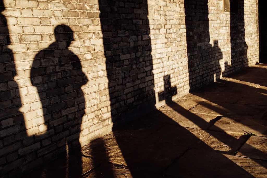 Corps restés des mois au funérarium, cendres d’inconnus remises à des familles, détournements de dons : au Royaume-Uni, un directeur de pompes funèbres admet avoir saboté 30 funérailles