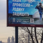Un panneau faisant la promotion du service militaire sous contrat dans les forces armées russes, dans le contexte de la campagne militaire menée par le pays contre l'Ukraine, est installé devant le bâtiment principal de l'Université d'État de Moscou, à Moscou, en Russie, le 1er avril 2026. Le panneau porte le slogan « Notre métier, c'est de défendre la patrie ». REUTERS/Ramil Sitdikov