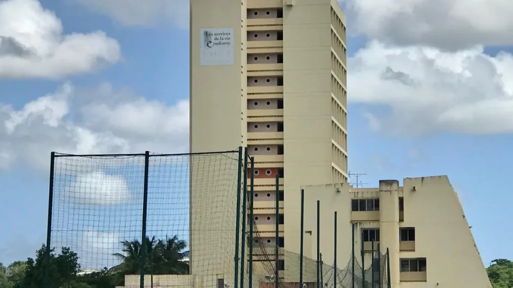 "Nous ne sommes pas des animaux. Nous demandons juste des conditions de vie correctes !" : les étudiants des campus de Fort-de-France et Schoelcher dénoncent de multiples problèmes