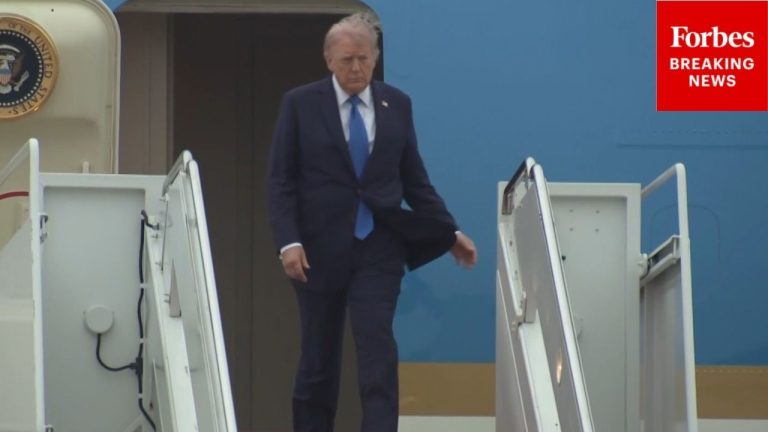 Donald Trump revient à la base conjointe Andrews après son séjour en Floride.