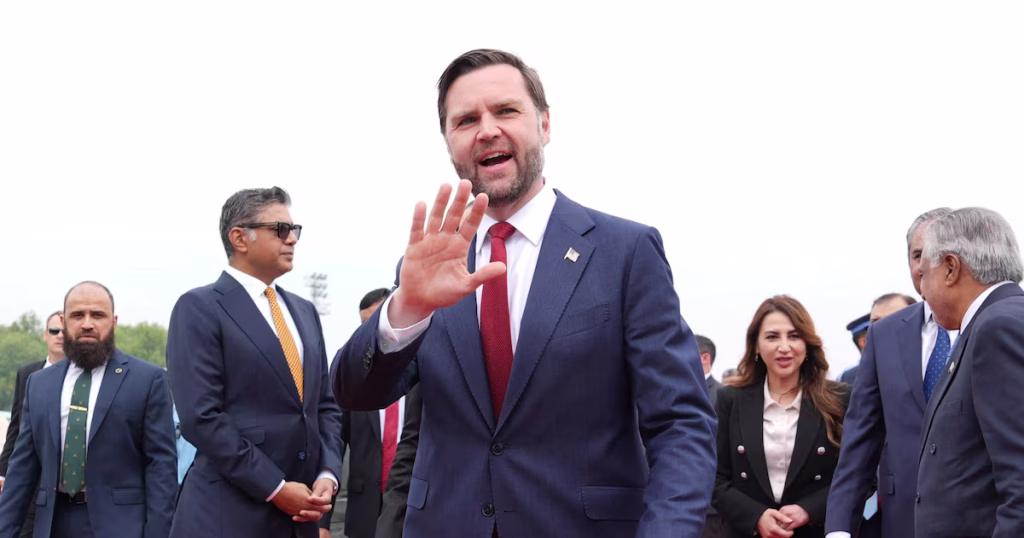 Le vice-président américain JD Vance salue la foule à son arrivée pour des entretiens avec des responsables iraniens à Islamabad, au Pakistan, le samedi 11 avril 2026. Jacquelyn Martin/Pool via REUTERS
