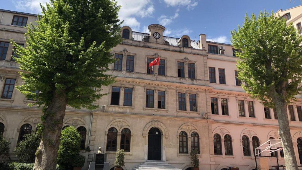 Écoles françaises à l'étranger : quand les maires RN transforment l'éducation en farce locale !