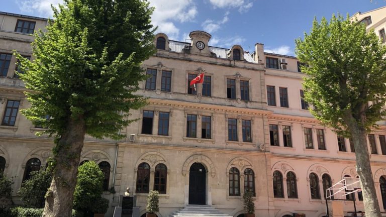 Écoles françaises à l'étranger : quand les maires RN transforment l'éducation en farce locale !