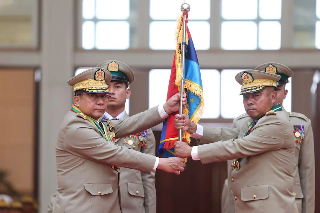 En Birmanie, le généralissime Min Aung Hlaing à marche forcée vers la vie civile