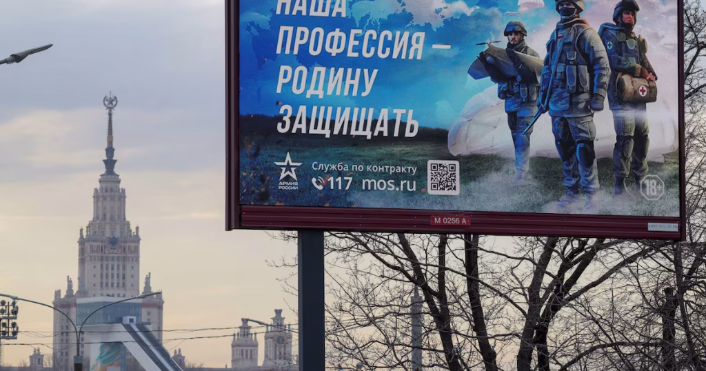 Un panneau faisant la promotion du service militaire sous contrat dans les forces armées russes, dans le contexte de la campagne militaire menée par le pays contre l'Ukraine, est installé devant le bâtiment principal de l'Université d'État de Moscou, à Moscou, en Russie, le 1er avril 2026. Le panneau porte le slogan « Notre métier, c'est de défendre la patrie ». REUTERS/Ramil Sitdikov