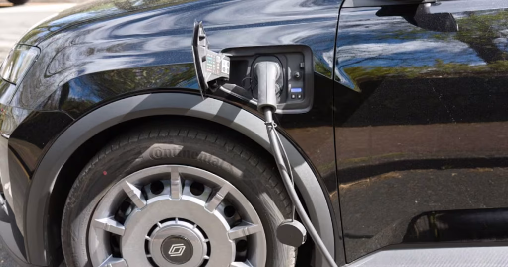 Essence à 2 euros : les villes RN redécouvrent l'électrique pendant que leurs dirigeants s'enfoncent dans l'absurde !