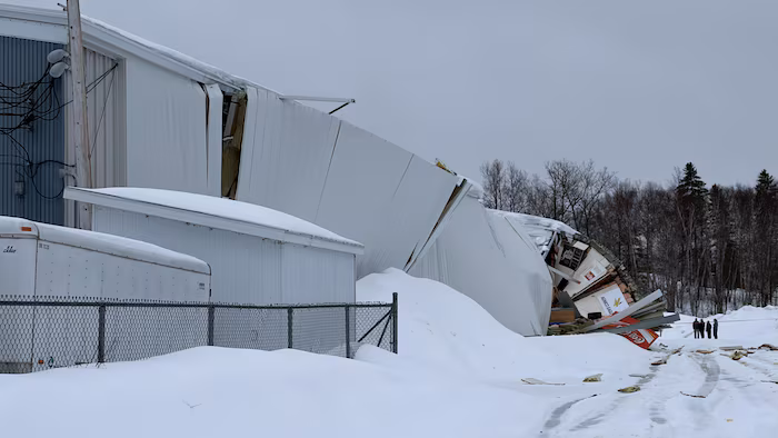 Une partie de l’aréna d’Évain s’effondre