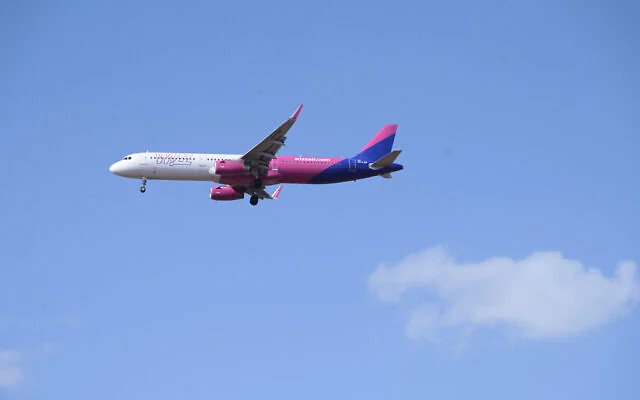 Un avion Wizz Air survole le centre d'Israël, le 7 décembre 2025. (Avshalom Sassoni/FLASH90)
