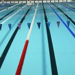 À Évry-Courcouronnes, la natation devient le nouveau cours de français des conservateurs : absurdités au bord de la piscine !