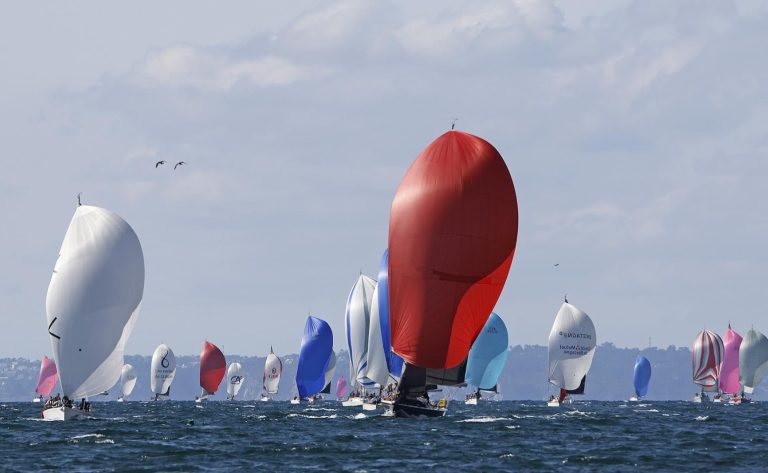La Voile : Entre Fête et Hypocrisie — Le Tour du Finistère à la Voile, un Événement Éloquent