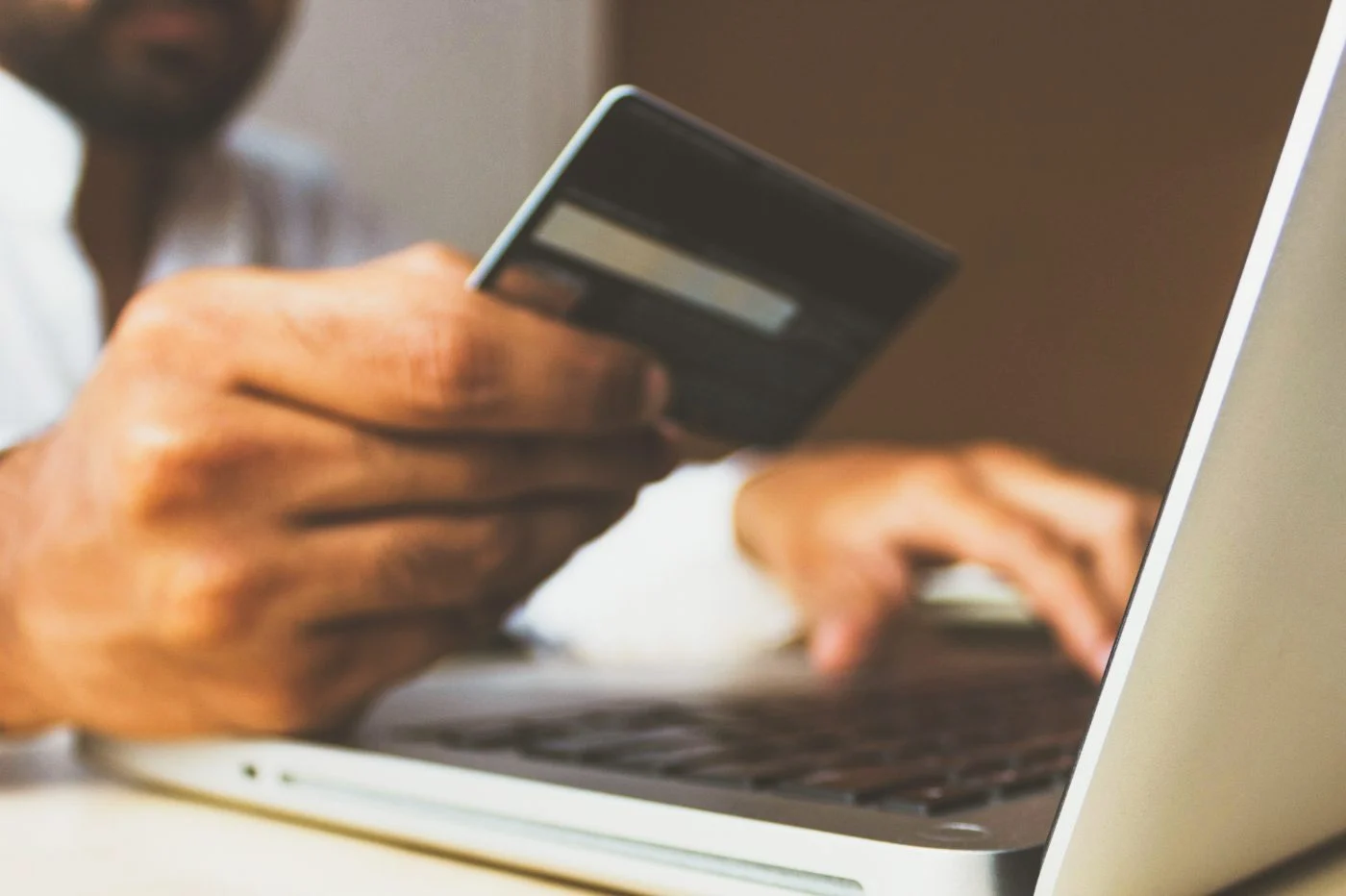 30 000 cartes bancaires françaises sont en vente sur un « Amazon » du dark web