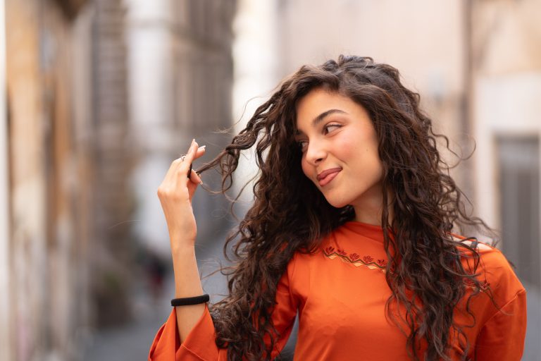 Comment Stimuler la Pousse de Vos Cheveux : Stratégies et Conseils