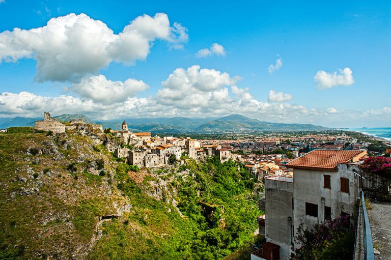 Pression américaine : l&rsquo;Italie abandonne l’embauche de médecins cubains face à la pénurie