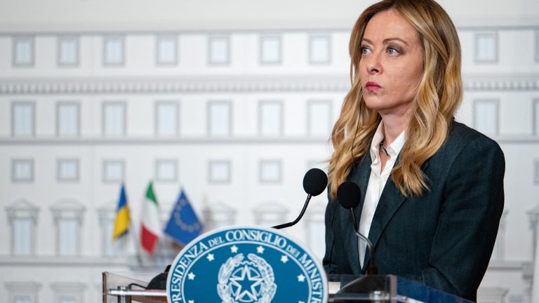 Insultes à la télévision russe : Rome convoque l&rsquo;ambassadeur après les propos sur Meloni.