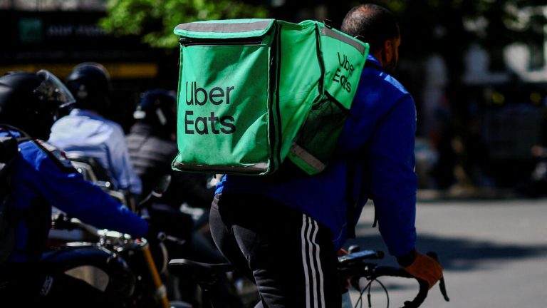 Comparaison des rémunérations des livreurs : Uber Eats, Deliveroo et Delicity sous la loupe