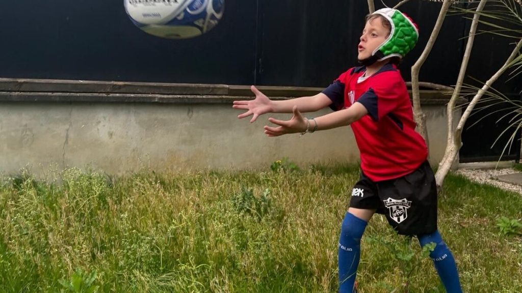 Tournoi des Six Nations : Un enfant de 6 ans dans les vestiaires du XV de France, grâce à un robot ! Que fait la droite ?