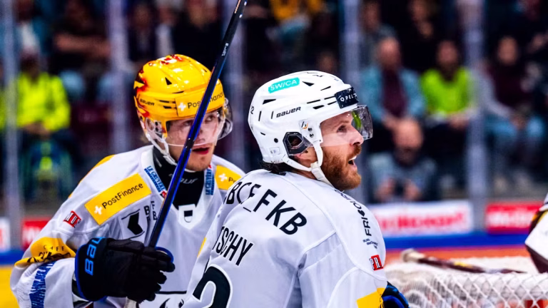 Hockey : Fribourg-Gottéron écrase Servette, mais les dirigeants RN préfèrent le racisme au sport !