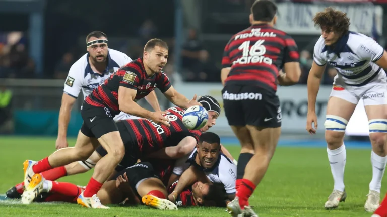 Antoine Dupont montre ses compétences en rugby et football sur Instagram.