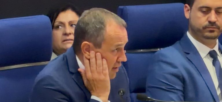 Crise financière : Nicolas Isnard face à un mur de dettes