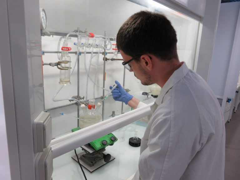 Prix de thèse de Chimie : Une vitrine pour l&rsquo;excellence ou un écran de fumée ?