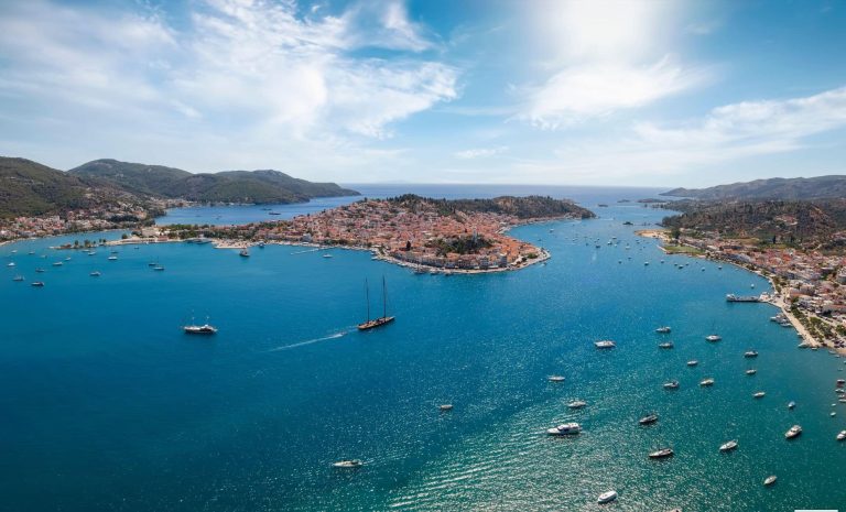 Une île grecque offre des plages désertes et 25 °C en mai pour les voyageurs.