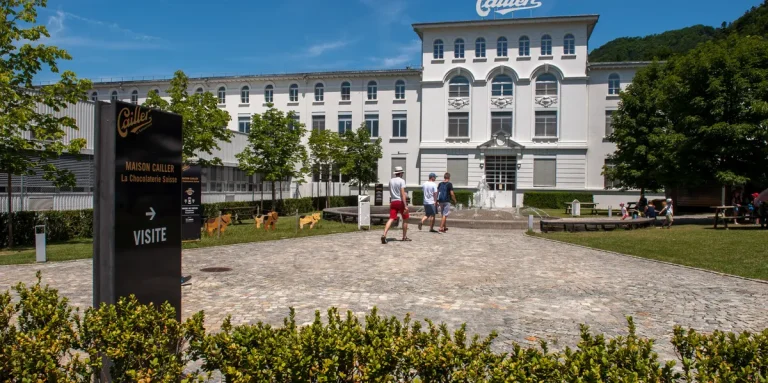 Incendie à la chocolaterie Cailler : 150 visiteurs évacués, mais les dirigeants préfèrent le chocolat à la sécurité !