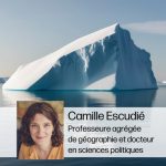 Vue panoramique sur des icebergs se reflétant dans l'eau et portrait de Camille Escudié, professeure agrégée de géographie et docteur en sciences politiques
