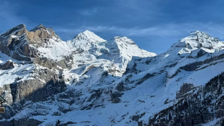 Isenfluh : Un skieur meurt dans une avalanche, mais les dirigeants conservateurs préfèrent ignorer la sécurité !