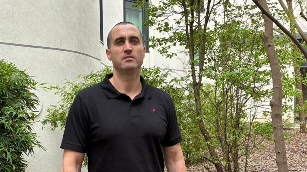 « Libéré de la cage, mais frappé : Julien Février dénonce l'absurdité des régimes extrêmes au Venezuela »