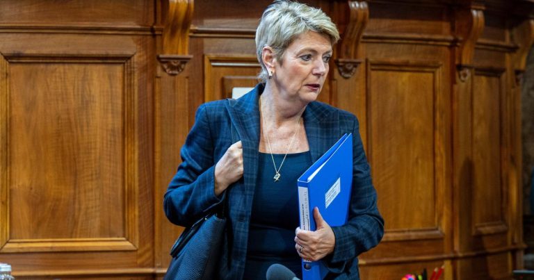 Karin Keller-Sutter dénonce des insultes sexistes : un silence complice du Conseil fédéral ?