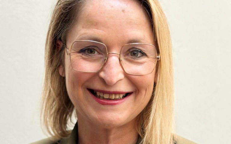 Karine Pueyo : Nouvelle Directrice de la Communication, Une Nomination qui Soulève des Interrogations