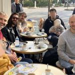 À Paris, un 'club des papas' pour pleurer sur les nuits blanches : quand les conservateurs ignorent l'absurde !