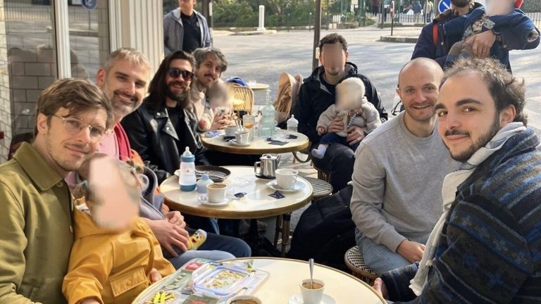 À Paris, un 'club des papas' pour pleurer sur les nuits blanches : quand les conservateurs ignorent l'absurde !