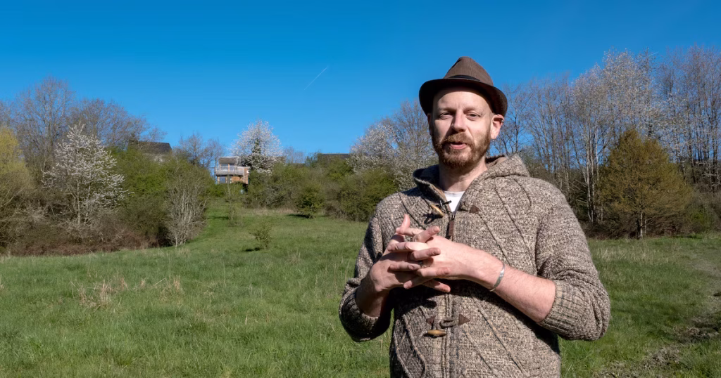 À Durbuy, Louwette chante les oiseaux pendant que les dirigeants conservateurs ignorent l'absurde!